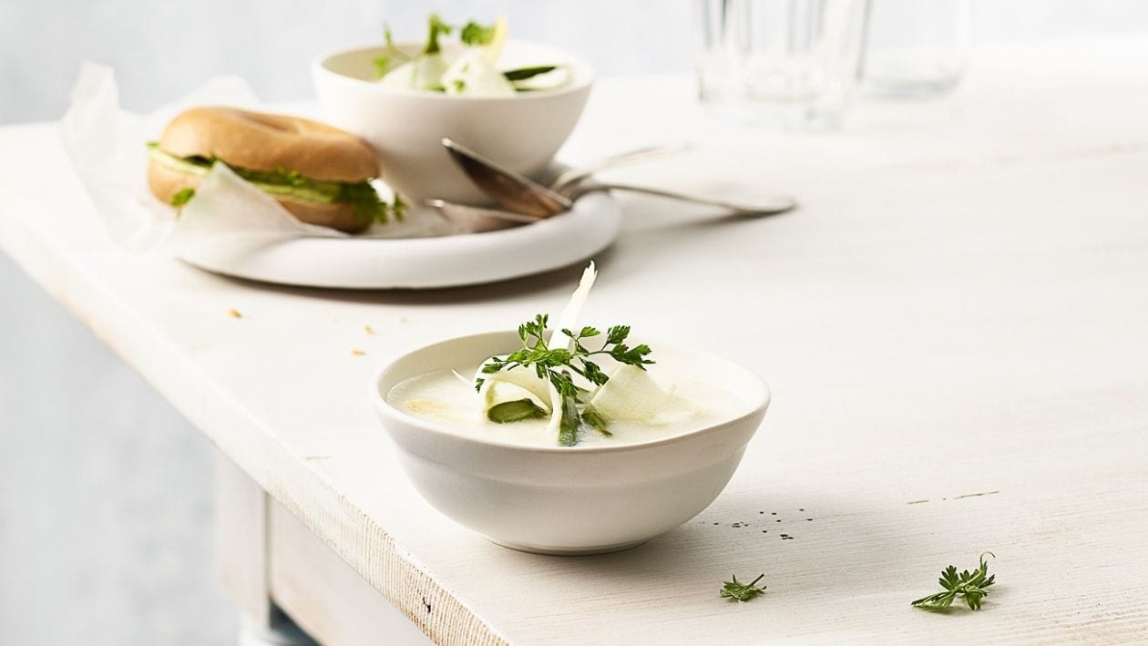 Crème d'asperges au vin blanc et bagels à l'ail des ours –  