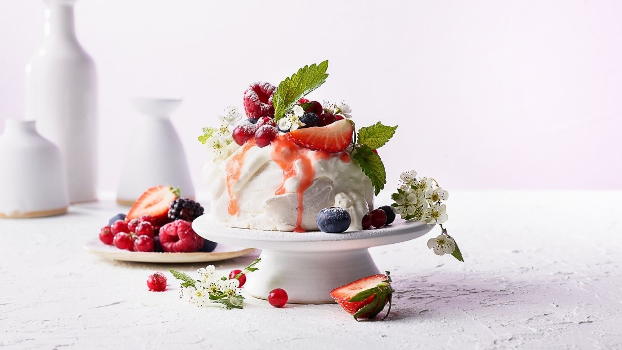 Pavlova végane aux bais rouges fraîches d'été –  