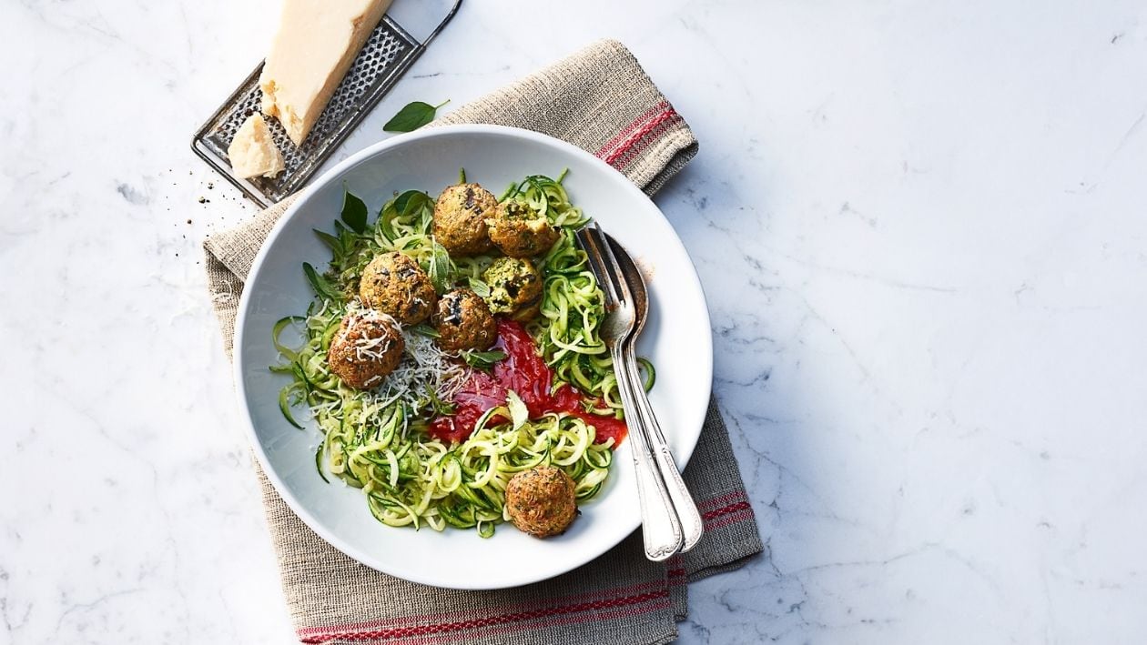 Boulettes d’aubergines croustillantes avec spaghetti de courgettes et sauce tomate –  