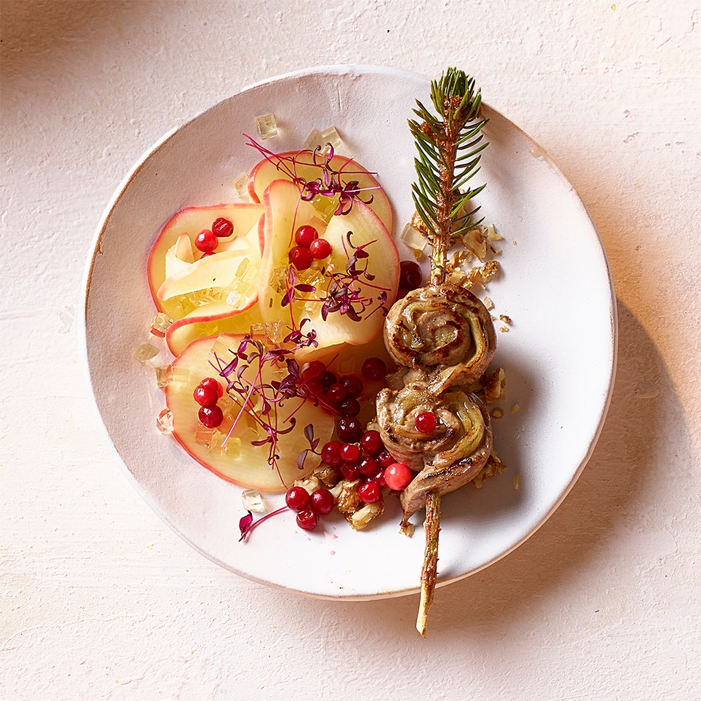 Leberspiess mit Apfel Carpaccio, Apfelgelee und Baumnuss Crunch