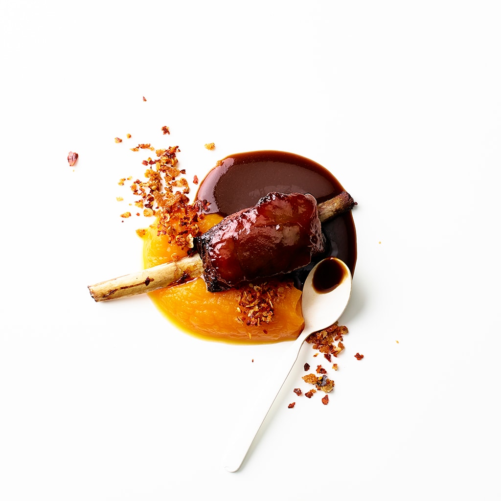 Hirsch-Ribs auf Kürbis-Püree mit Apfel-Calvados-Sauce