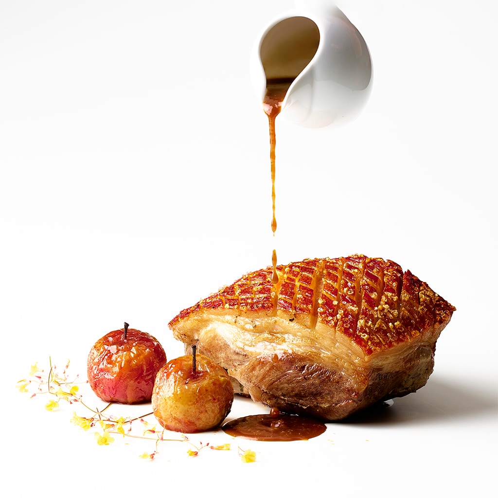 Rôti de porc et sa couenne croustillante, sauce au cidre de pommes et pomme au four