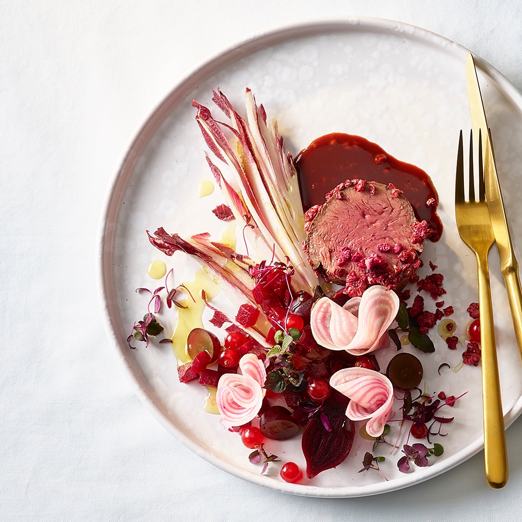 Rindsfilet mit Himbeer-Crumble, Himbeer-Reduktion und karamellisierten Randen