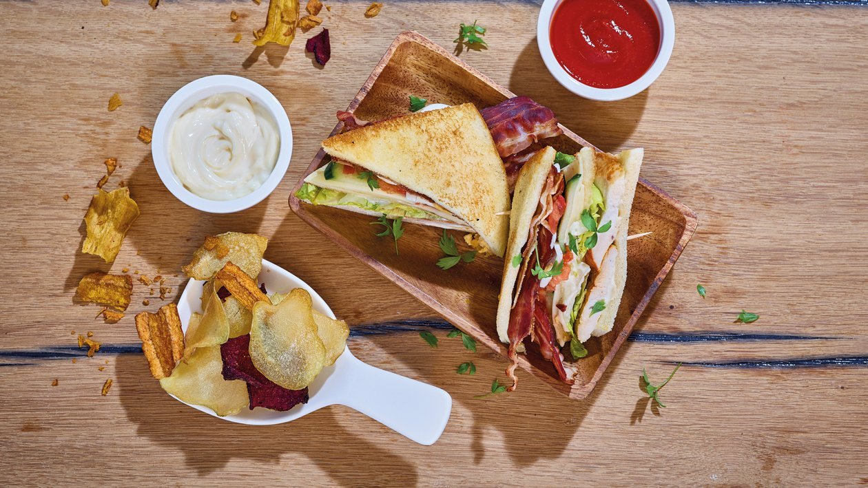 American Club Sandwich mit Kartoffel-Chips American Club Sandwich mit Kartoffel-Chips