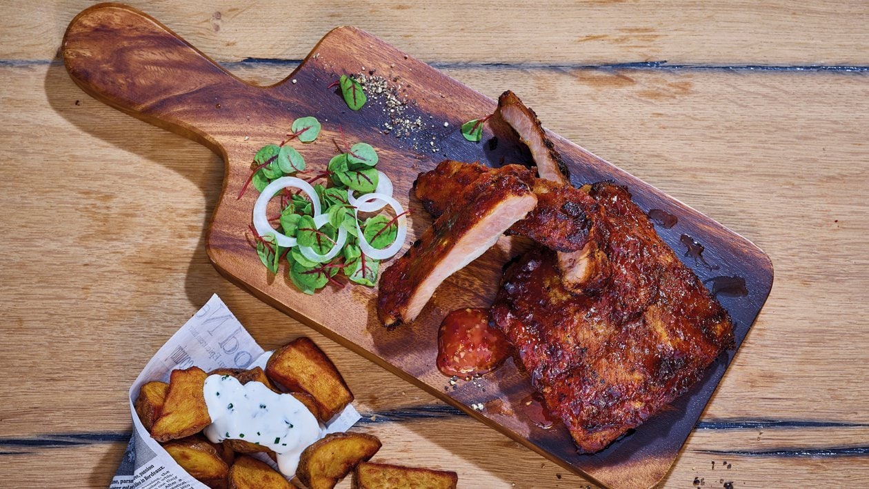 Spare Ribs mit Kartoffel Wedges und Schnittlauch Dip
