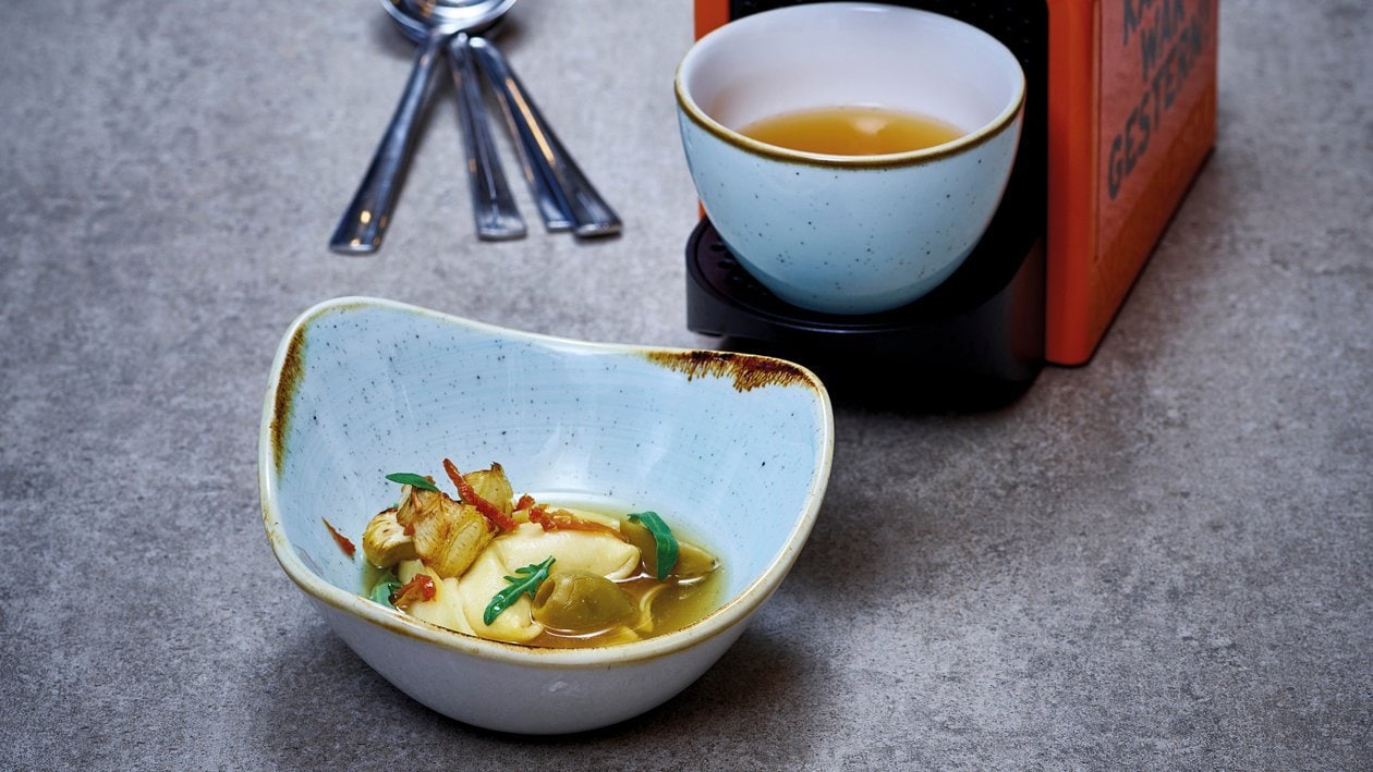 Tomaten-Consommé mit Tortellini, Artischocken, Oliven und Rucola Tomaten-Consommé mit Tortellini, Artischocken, Oliven und Rucola