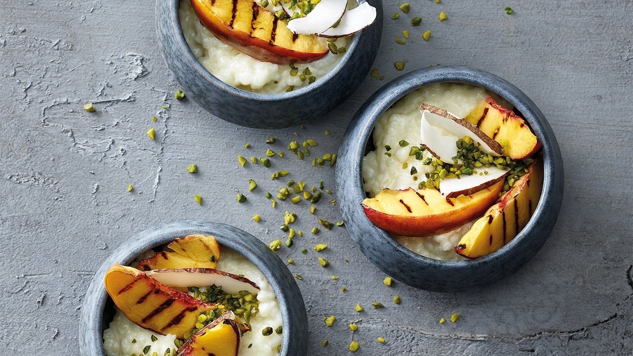 Kokosmilchreis mit grillierten Nektarinen Kokosmilchreis mit grillierten Nektarinen