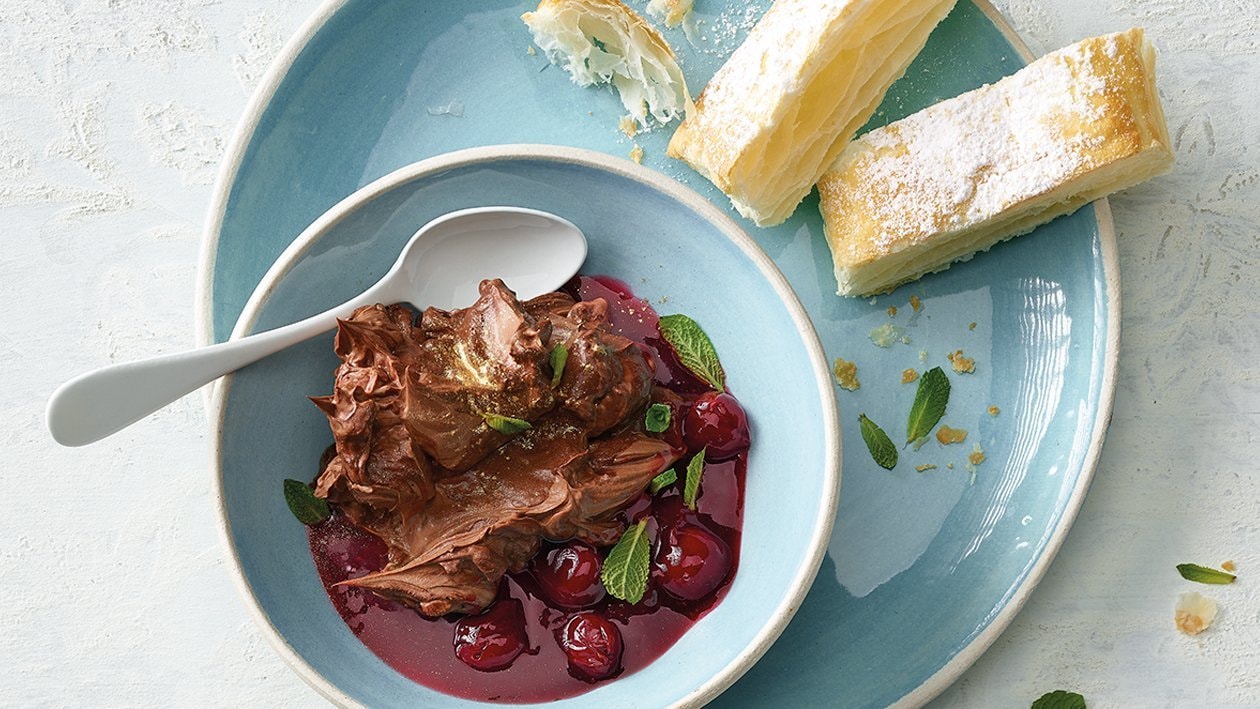 Schokoladencreme mit Kirschen und luftig, knusprigem Blätterteig