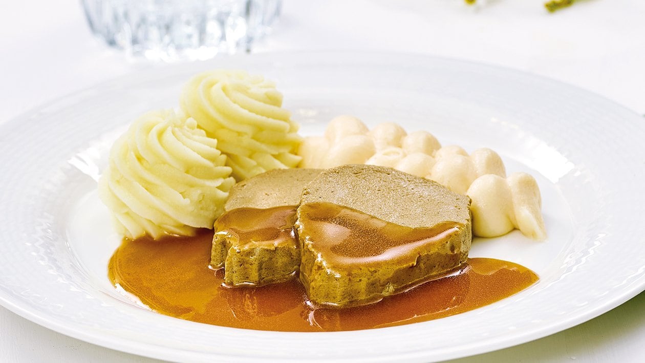 Foie de veau sauté au jus au romarin servi avec asperges et chou-fleur sous forme de purée