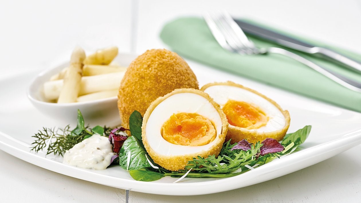 Gebackene Eier mit Tartar-Sauce und eingelegten Spargeln Gebackene Eier mit Tartar-Sauce und eingelegten Spargeln