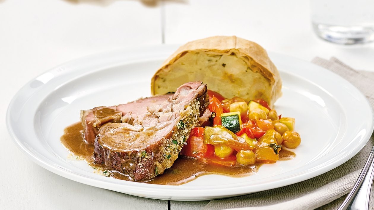 Gigot d'agneau rôti, jus au thym, strudel de pommes de terre et pois-chiches au paprika Gigot d'agneau rôti, jus au thym, strudel de pommes de terre et pois-chiches au paprika