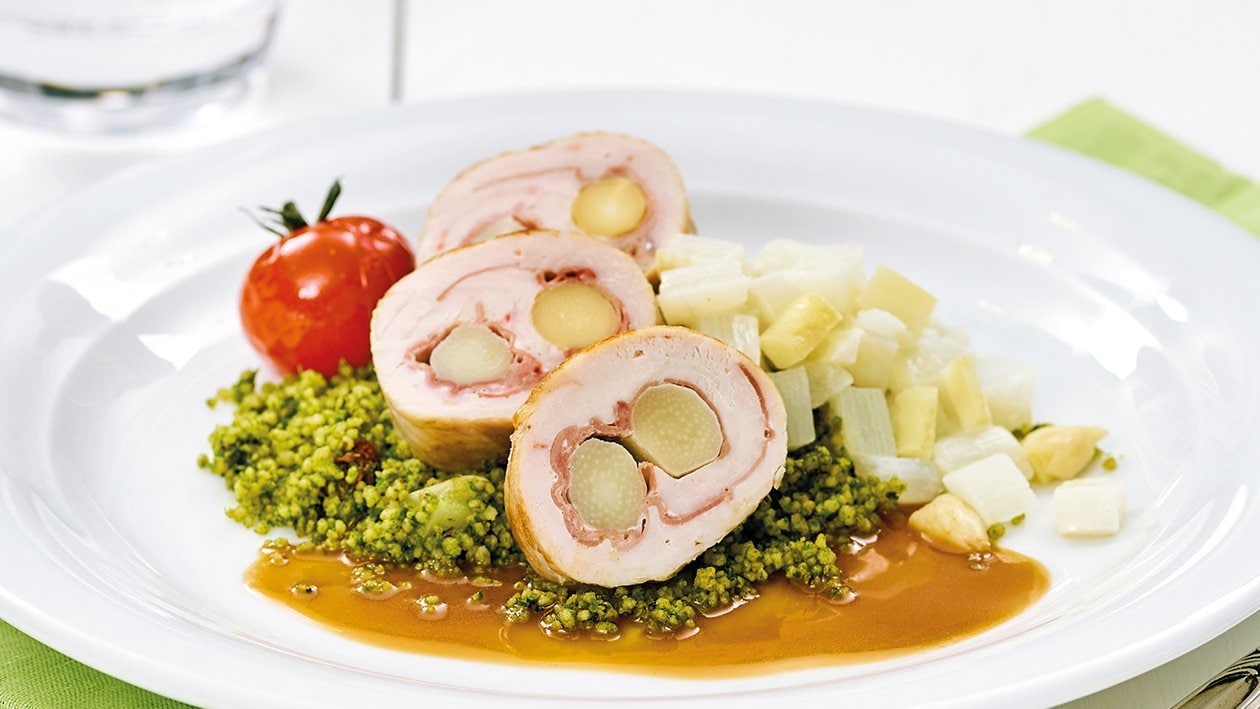 Gefüllte Pouletröllchen mit Rohschinken und Spargel auf Petersilien Couscous Gefüllte Pouletröllchen mit Rohschinken und Spargel auf Petersilien Couscous