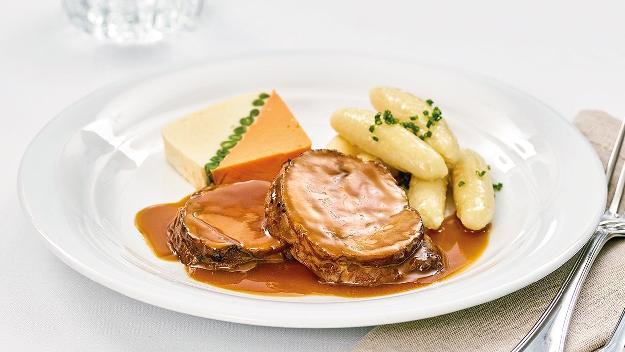 Roulé de veau glacé aux nouilles de pommes de terre et accompagné d'une terrine de légumes