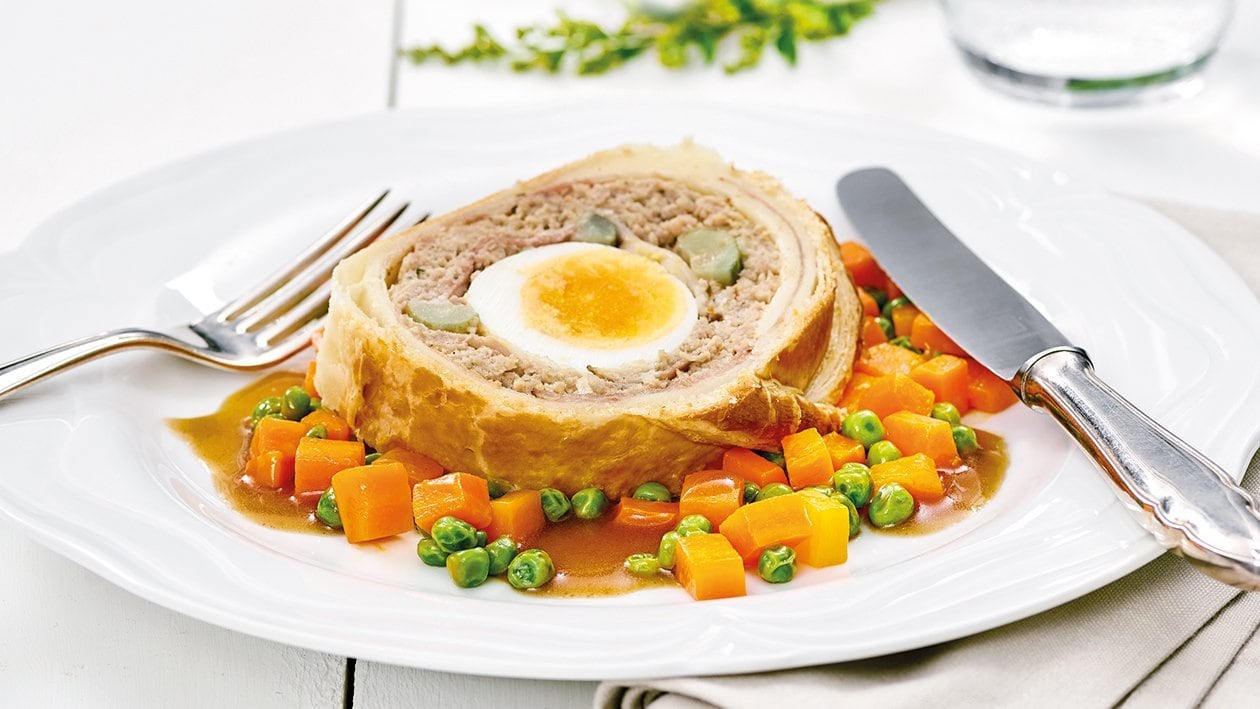 Rôti haché en pâte feuilletée et petits pois et carottes Rôti haché en pâte feuilletée et petits pois et carottes