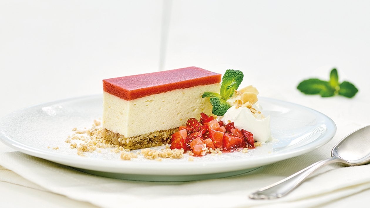 Haferflocken-Quark-Kuchen mit Erdbeer-Gelee Haferflocken-Quark-Kuchen mit Erdbeer-Gelee