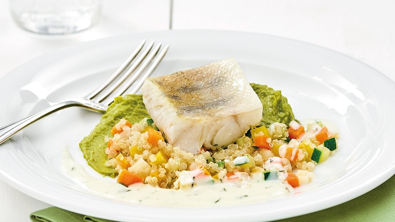 Filet de sandre poché dans un lait de feuilles de laurier sur purée de pommes de terre aux poireaux et quinoa aux légumes Filet de sandre poché dans un lait de feuilles de laurier sur purée de pommes de terre aux poireaux et quinoa aux légumes