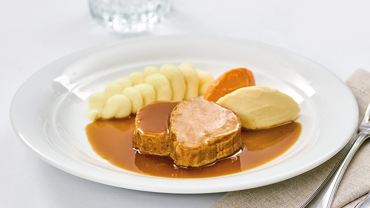 Kalbsrollbraten mit Kartoffelstock und Gemüsepüree für Leute mit Schluckbeschwerden