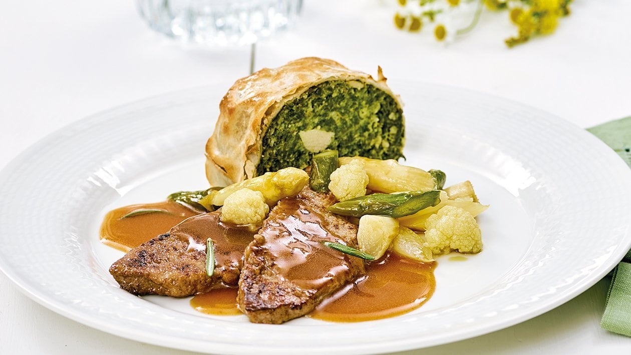 Sautierte Kalbsleber mit Rosmarinjus, Spinatstrudel und Blumenkohl-Spargelgemüse Sautierte Kalbsleber mit Rosmarinjus, Spinatstrudel und Blumenkohl-Spargelgemüse