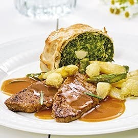 Foie de veau sauté, jus au romarin, strudel d'épinards et chou-fleur et asperges