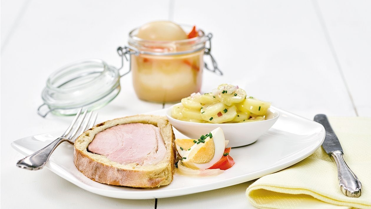 Schinken im Brotteig mit eingelegten Eiern und Kartoffelsalat