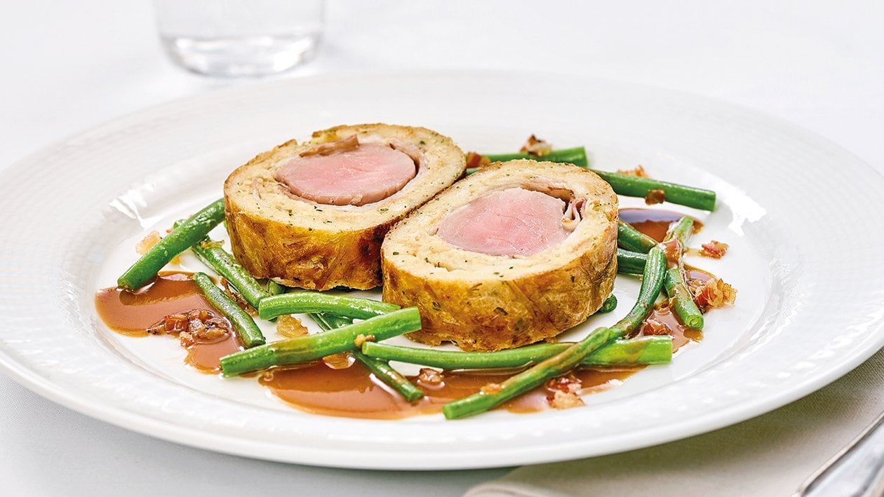 Schweinsfilet im Serviettenknödelmantel mit Bohnen Schweinsfilet im Serviettenknödelmantel mit Bohnen