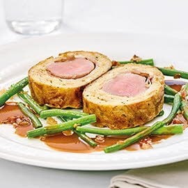 Filet de porc en manteau de pain en serviette et haricots verts
