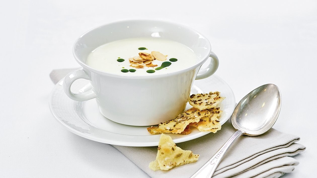 Crème d'asperges aux amandes et éclats de biscuit aux épices