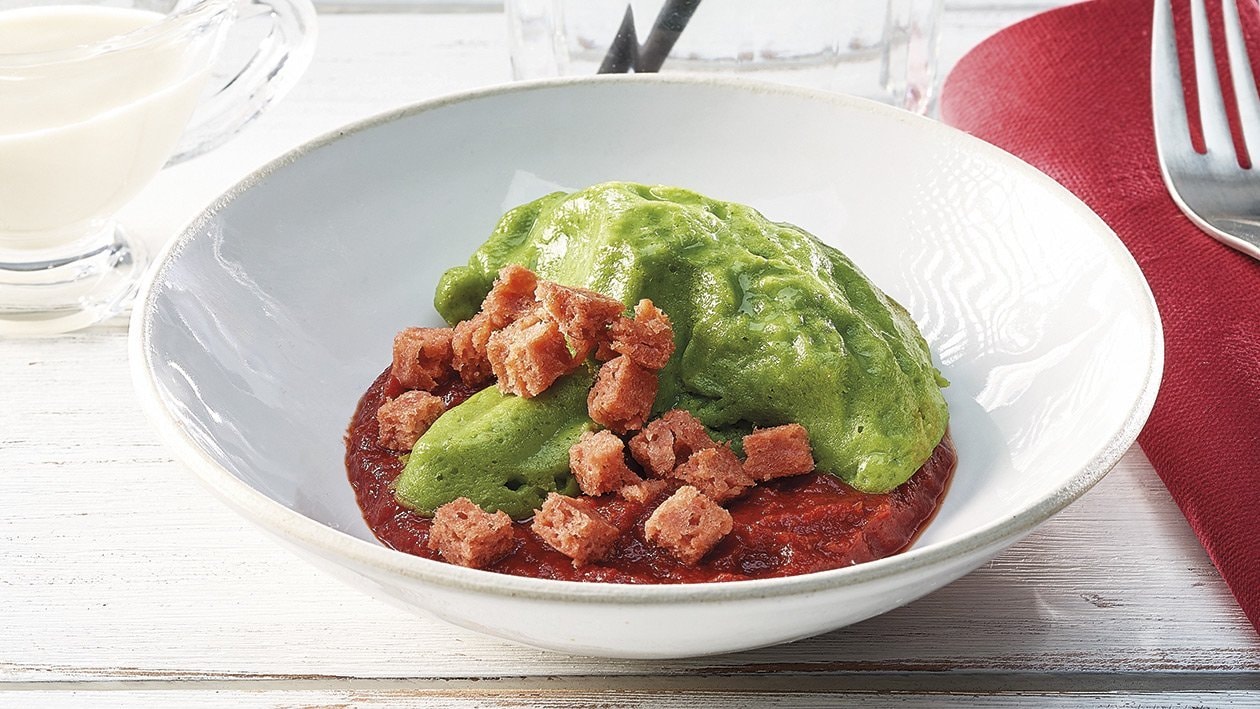 Salade de brocoli et tomates sous forme de purée et garnie de croûtons de lard Salade de brocoli et tomates sous forme de purée et garnie de croûtons de lard