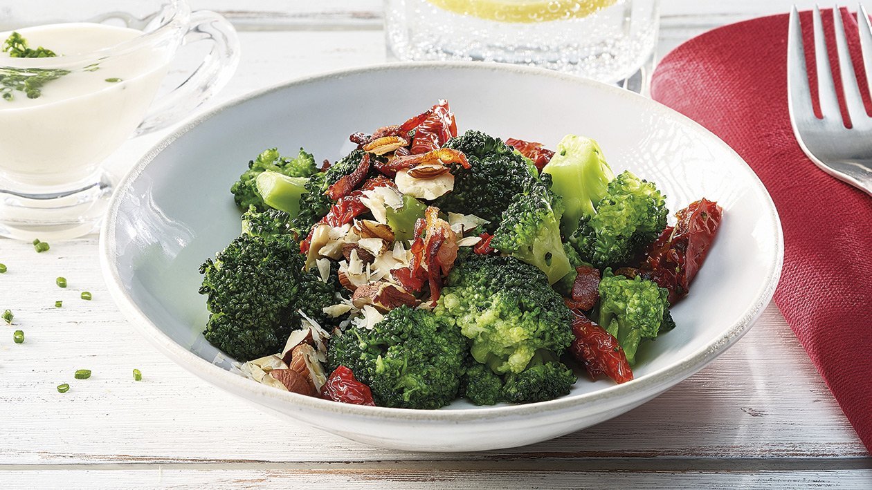 Salade de brocoli aux tomates et lardons croustillants