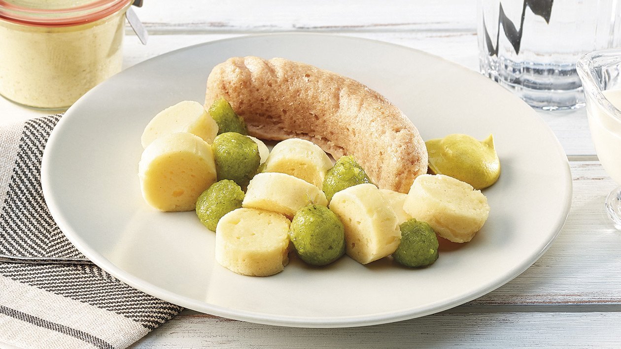 Grillierte Cervelat mit Kartoffelsalat in pürierter Form Grillierte Cervelat mit Kartoffelsalat in pürierter Form