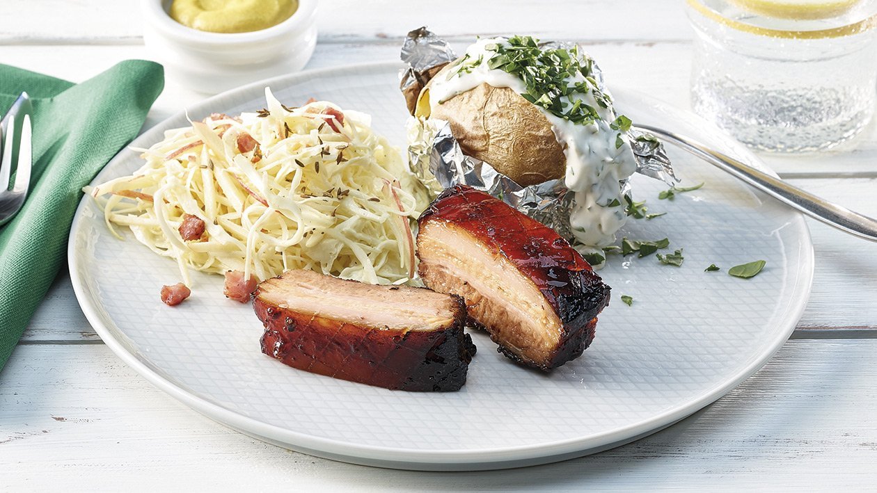 Poitrine de porc grillée croustillante et salade de chou Poitrine de porc grillée croustillante et salade de chou
