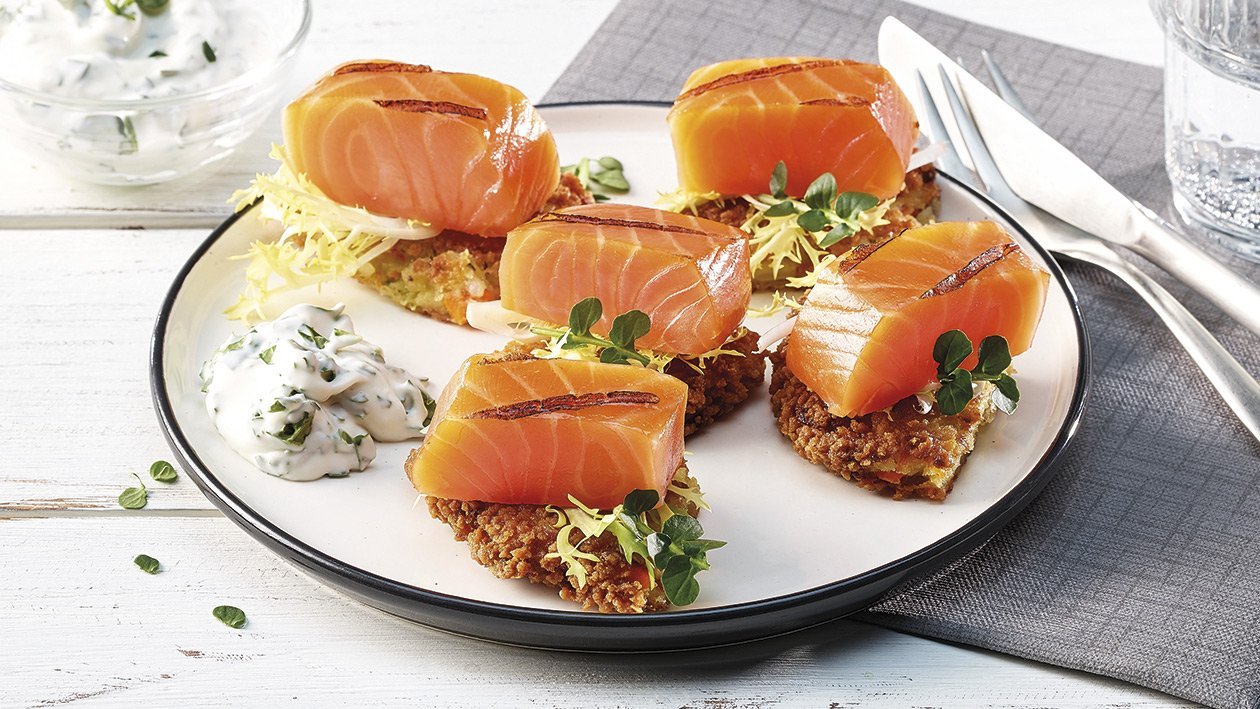 Knuspriges Gemüseschnitzel mit grilliertem. geräuchertem Lachs