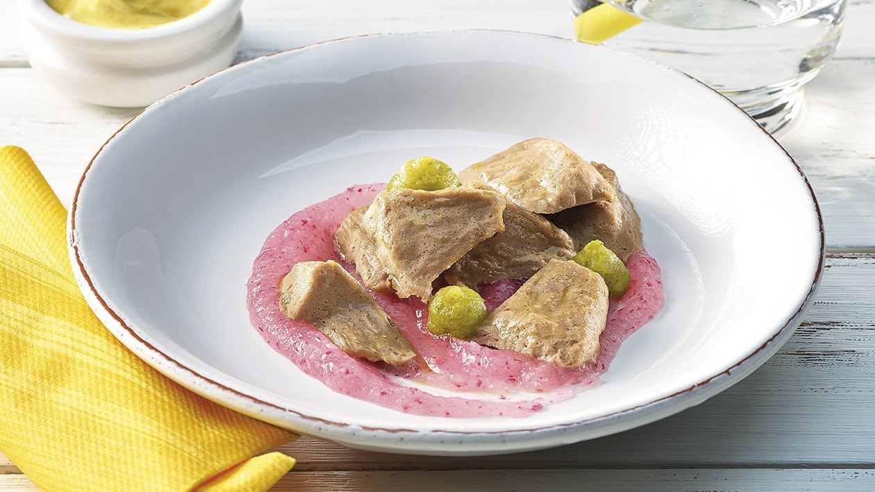 Salade de boeuf bouilli et vinaigrette d'échalotes au vin rouge sous forme de purée Salade de boeuf bouilli et vinaigrette d'échalotes au vin rouge sous forme de purée