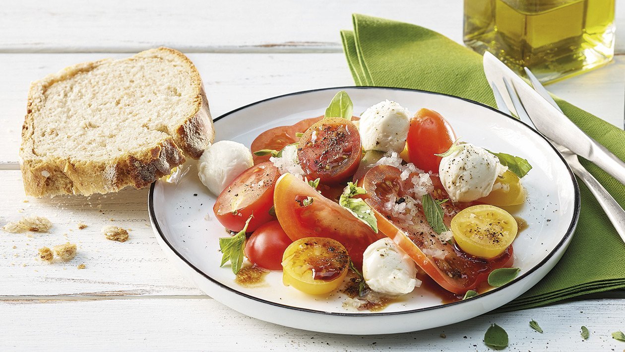 Insalata di pomodori rinfrescante con mozzarella Insalata di pomodori rinfrescante con mozzarella