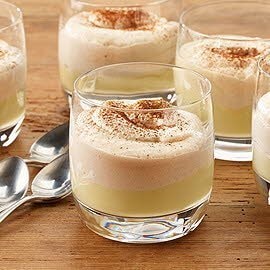 Apfelstrudel mit Vanillesauce in pürierter Form