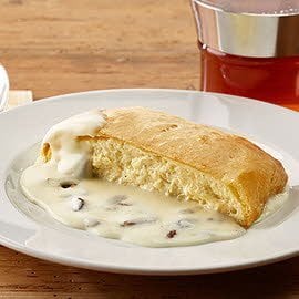 Quarkstrudel mit Rum-Rosinensauce