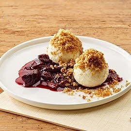 Zwetschgen-Quarkknödel mit Krokant auf Dörrpflaumenkompott