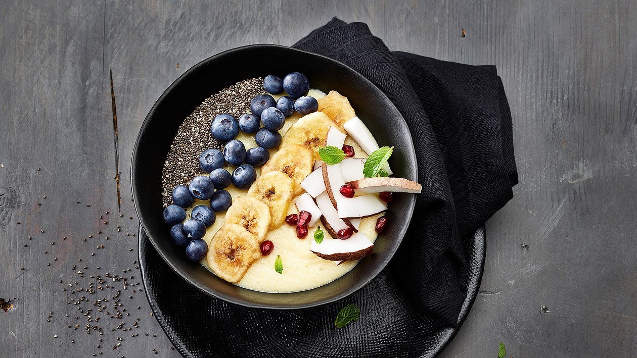 Bol gourmand pour le petit-déjeuner avec de la semoule et des fruits