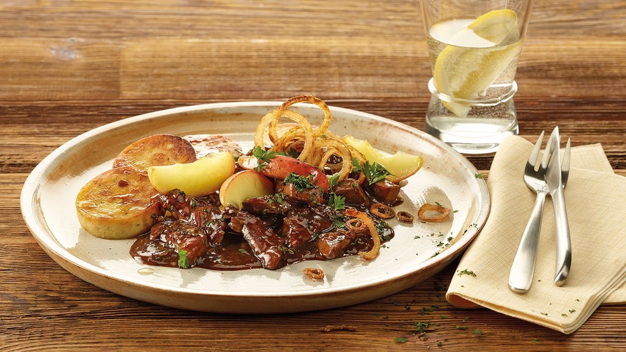 Geschnetzelte Kalbsleber mit Madeira-Kräutersauce und Serviettenknödel Geschnetzelte Kalbsleber mit Madeira-Kräutersauce und Serviettenknödel