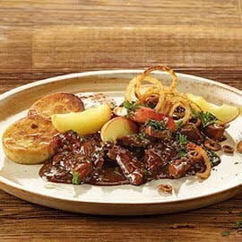 Geschnetzelte Kalbsleber mit Madeira-Kräutersauce und Serviettenknödel