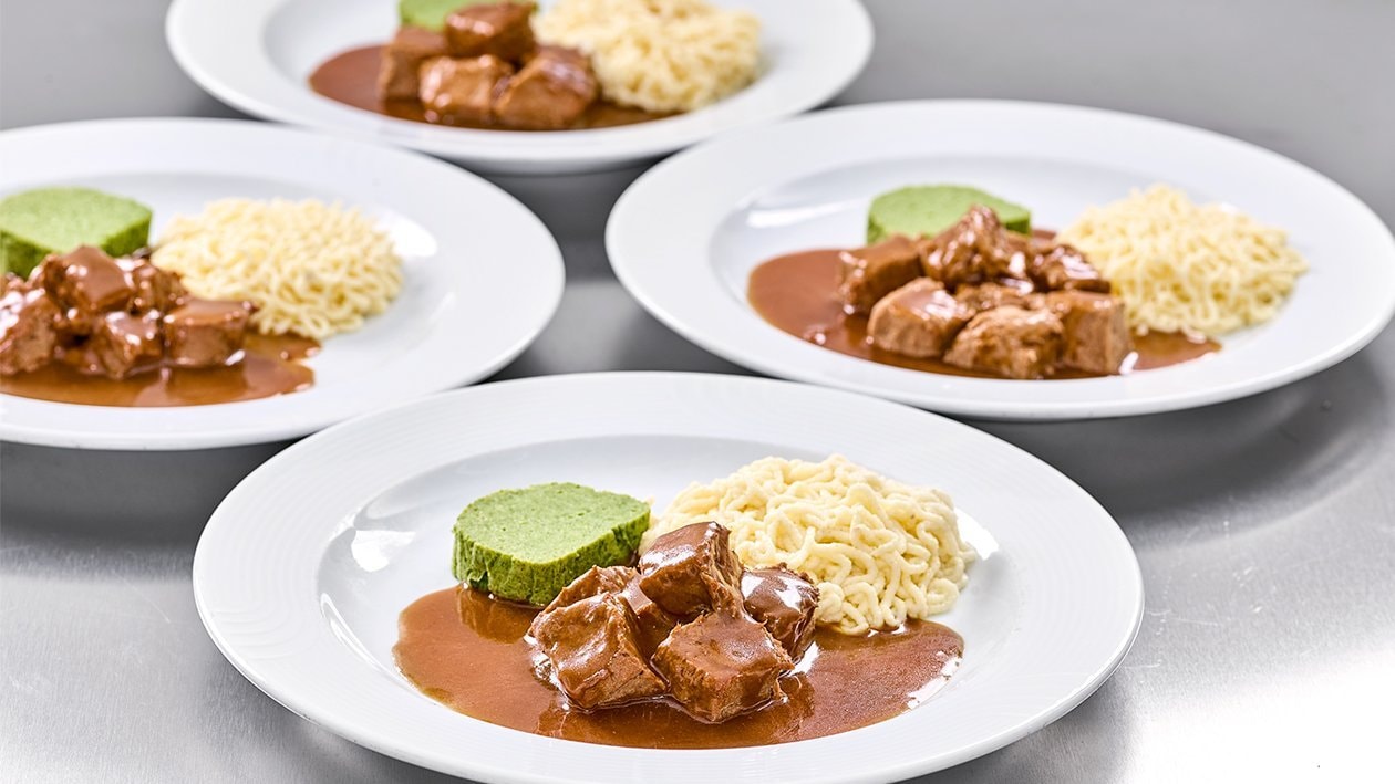 Rindsgulasch mit Nudeln und Broccoli in pürierter Form Rindsgulasch mit Nudeln und Broccoli in pürierter Form