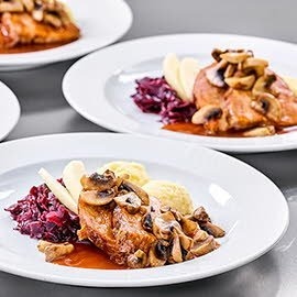 Schweinsbraten mit Kartoffelstock und Rotkraut für Grossmengen
