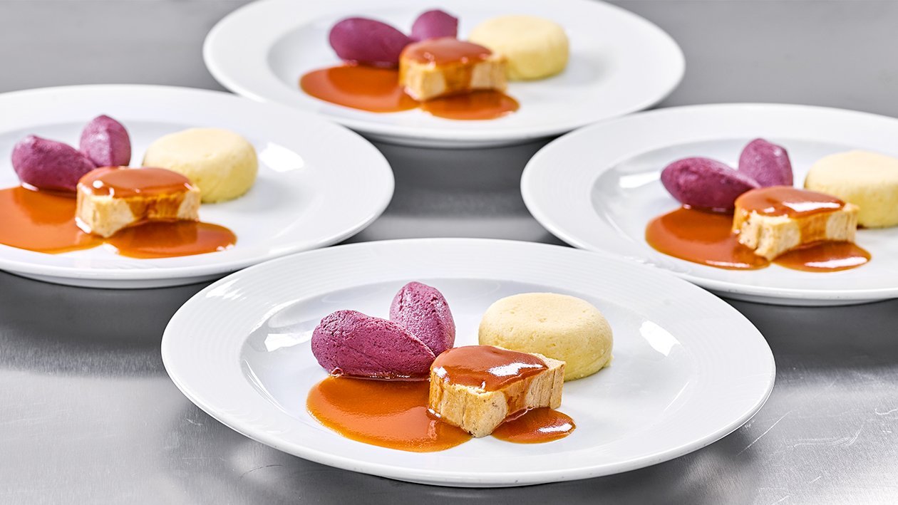 Rôti de porc, purée de pommes de terre et chou rouge braisé sous forme de purée Rôti de porc, purée de pommes de terre et chou rouge braisé sous forme de purée