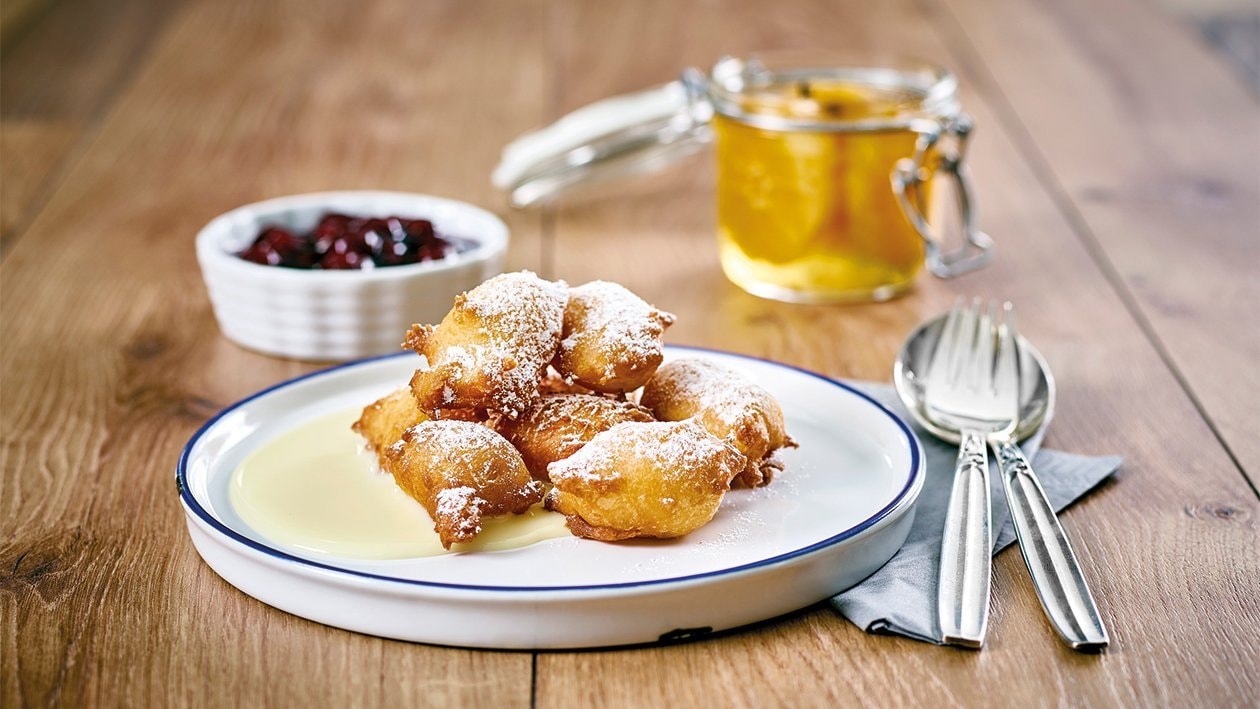 Gebackene Krapfen mit Zimtzucker und Vanillesauce Gebackene Krapfen mit Zimtzucker und Vanillesauce