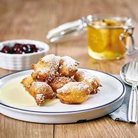 Beignets au sucre de cannelle et sauce vanille