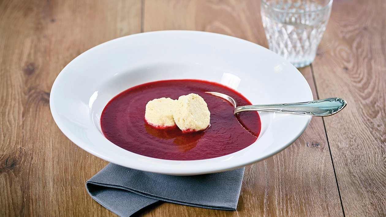 Randen-Cremesuppe mit Kartoffel-Meerrettich-Flan