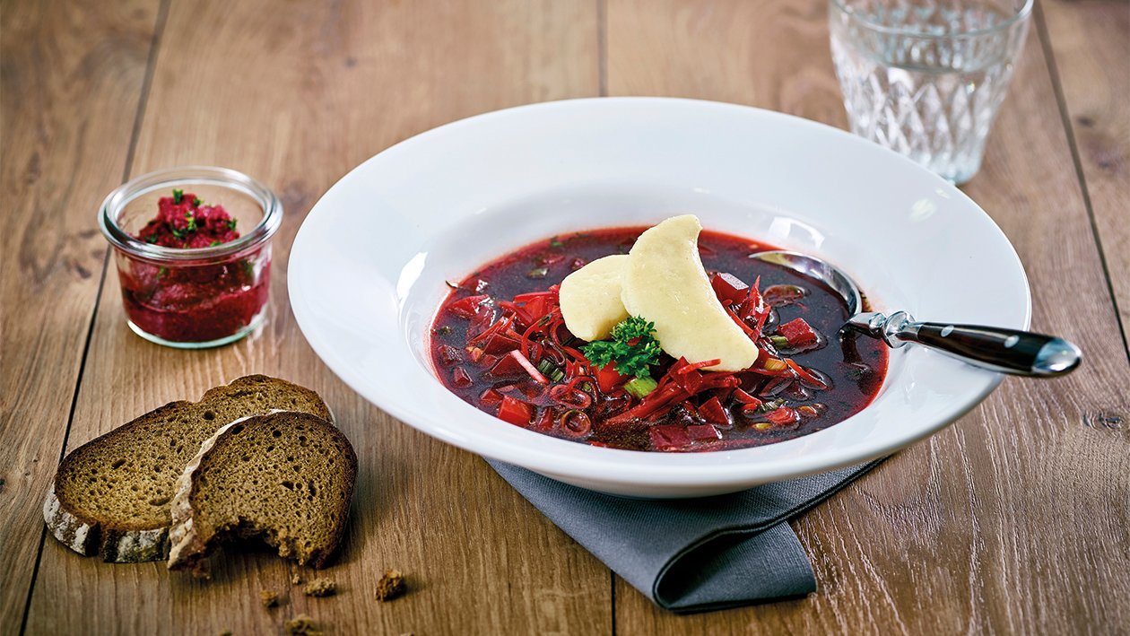 Randen-Suppe mit Kartoffelravioli und Meerrettich Randen-Suppe mit Kartoffelravioli und Meerrettich