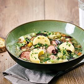 Minestrone d'hiver avec pommes de terre, côte de porc fumée et saucisses