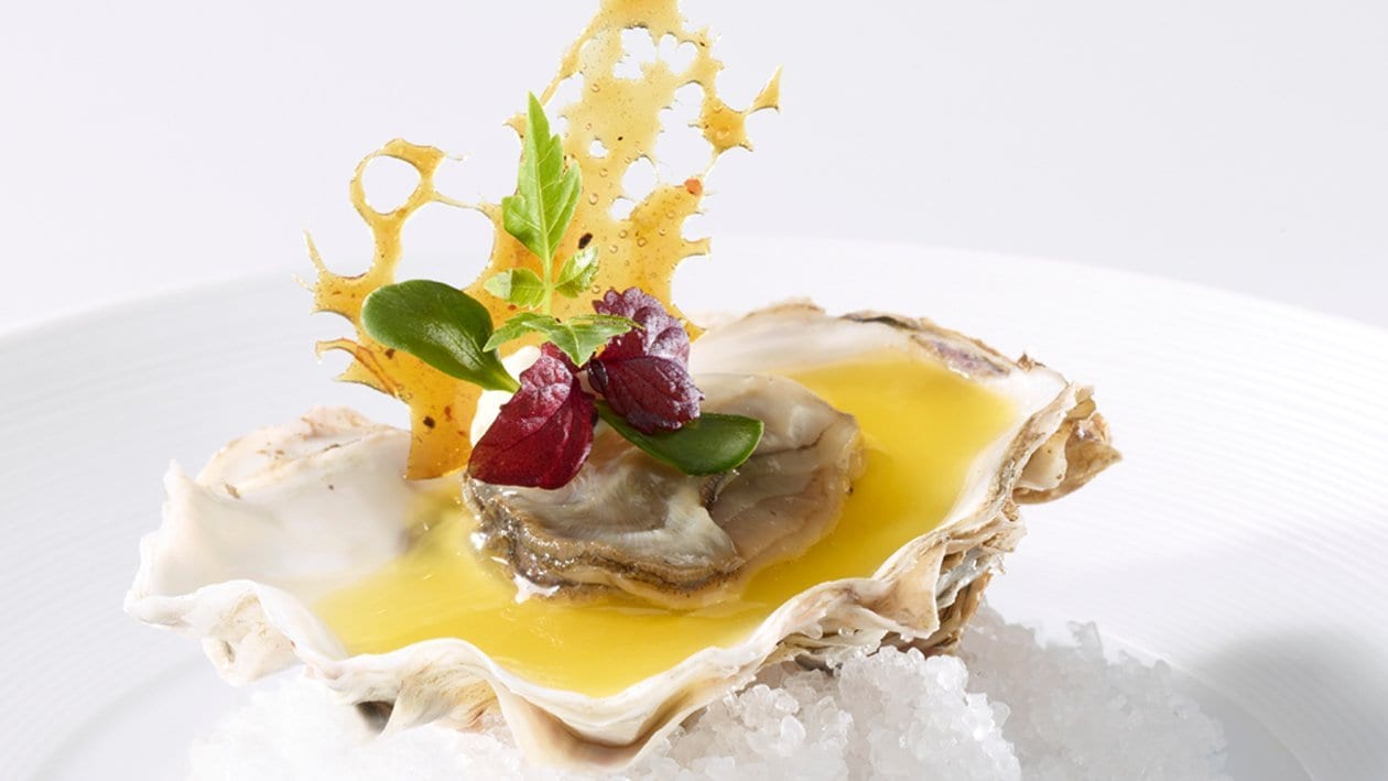 Huîtres à la crème wasabi à la croûte de poivre Huîtres à la crème wasabi à la croûte de poivre