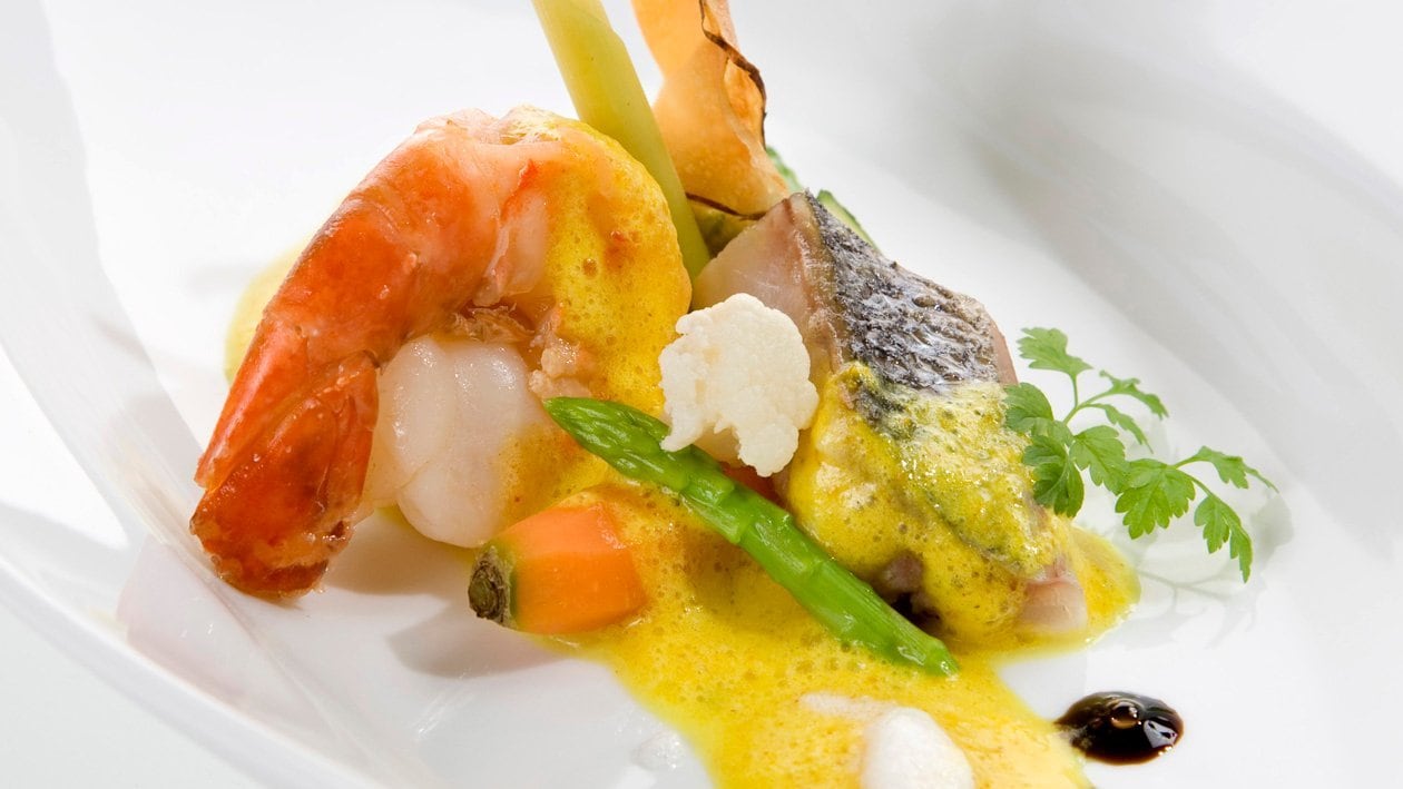 Loup de mer au curry et crevettes à l'herbe citronnelle, risotto à l'ail d'ours et lasagne de légumes Loup de mer au curry et crevettes à l'herbe citronnelle, risotto à l'ail d'ours et lasagne de légumes